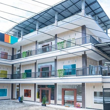 Sans Hotel Queen Batu Sumber Brantas Exterior foto