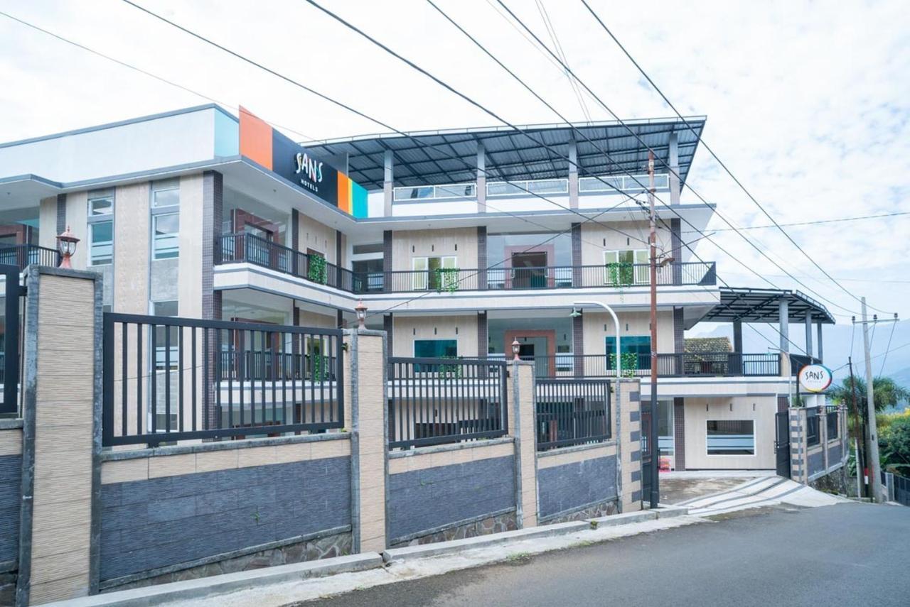 Sans Hotel Queen Batu Sumber Brantas Exterior foto