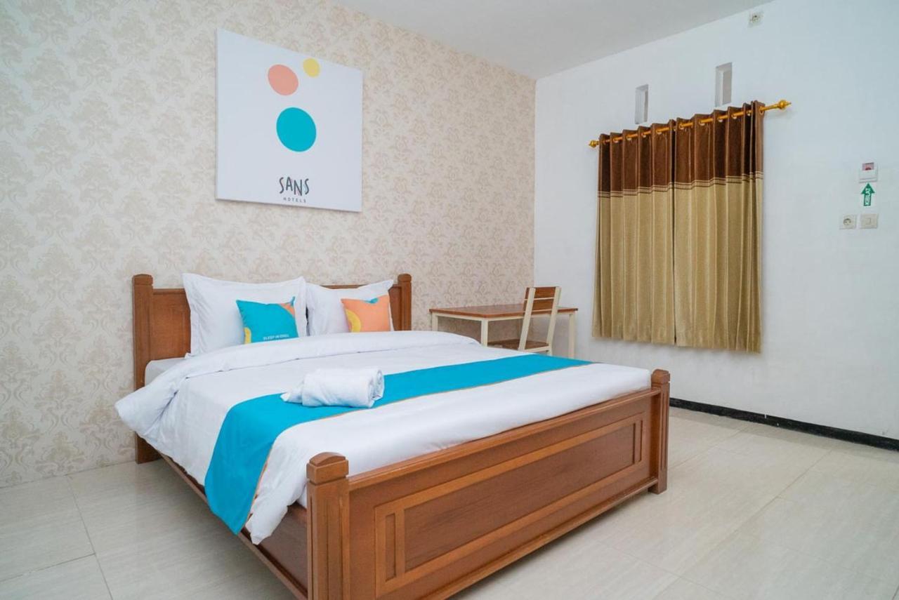 Sans Hotel Queen Batu Sumber Brantas Exterior foto